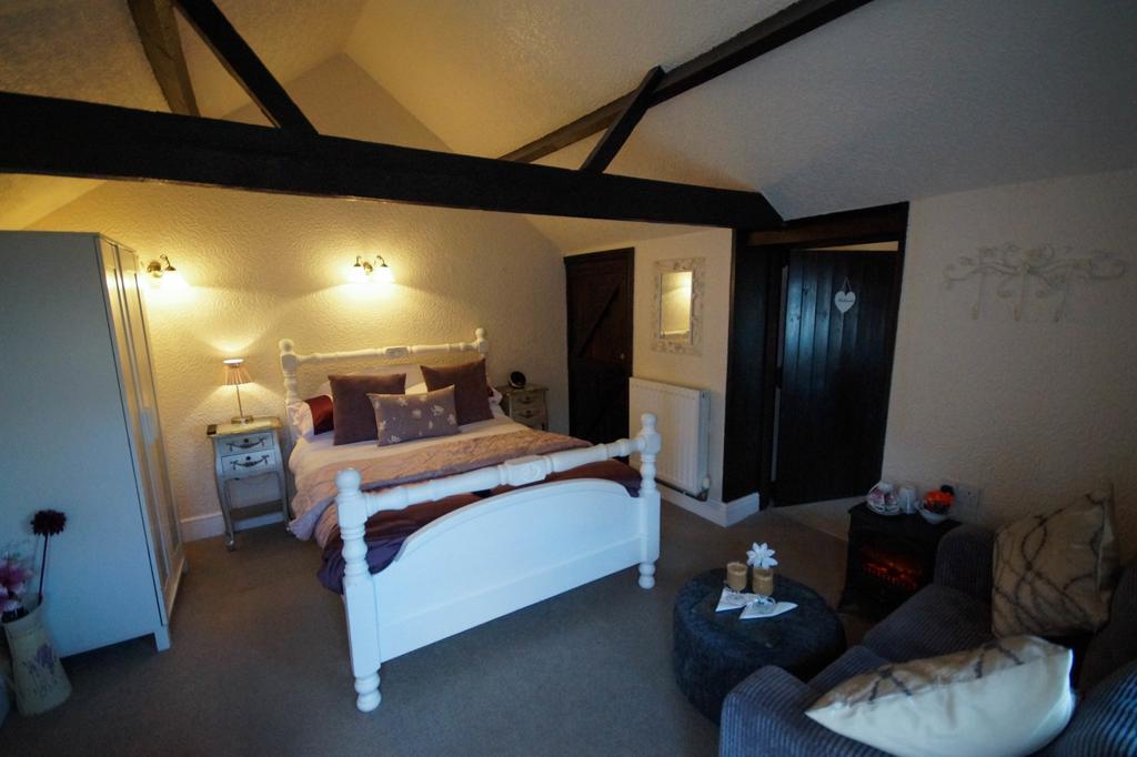 Fifth Milestone Cottage Dunnington Room photo