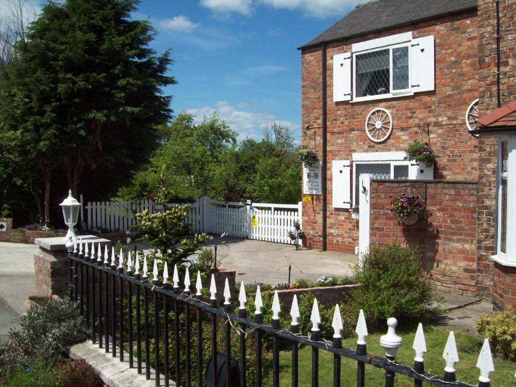 Fifth Milestone Cottage Dunnington Exterior photo