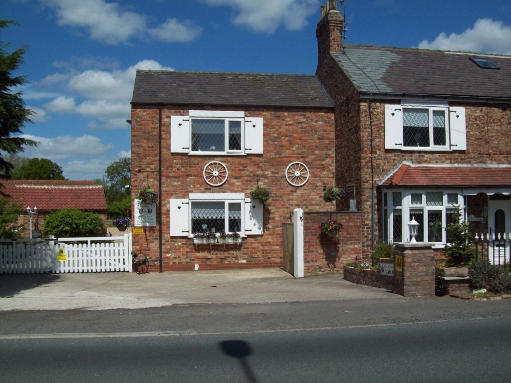 Fifth Milestone Cottage Dunnington Room photo